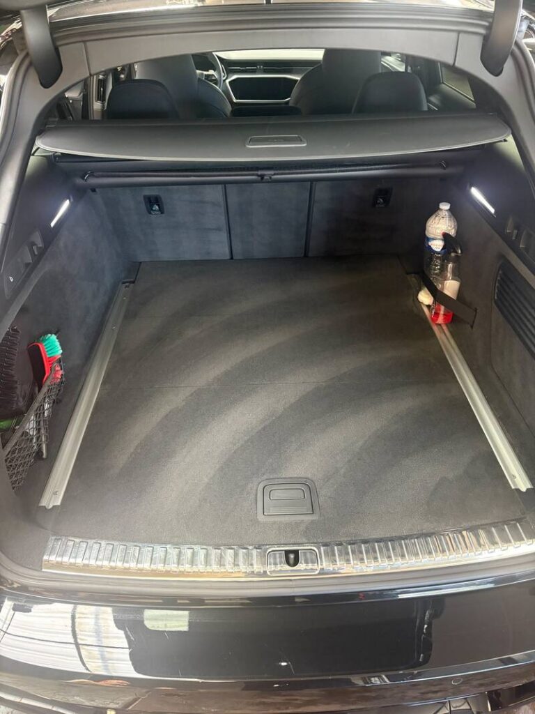 Coffre de l’Audi RS6 Avant propre après nettoyage vapeur