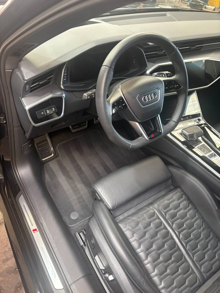 Poste de conduite de l’Audi RS6 Avant après nettoyage vapeur