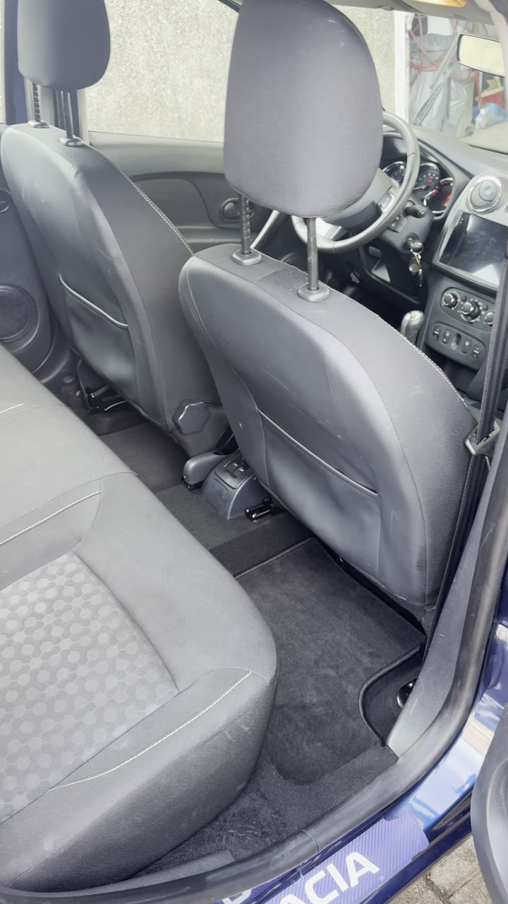 Banquette arrière et tapis propres d’une Dacia Logan MCV après nettoyage vapeur