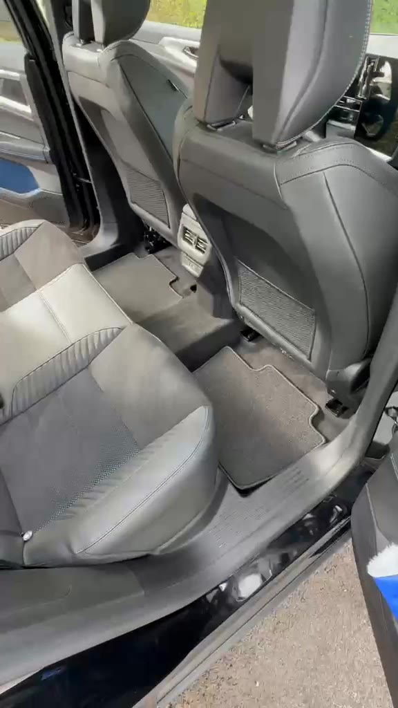 Habitacle d’une Renault Rafale noire propre après nettoyage vapeur : sièges arrière et tapis